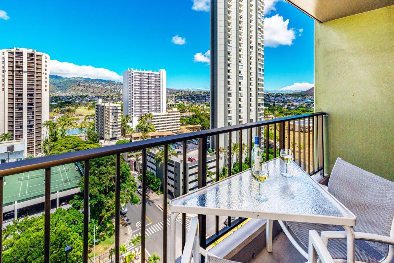 Mountain Views & Steps To Beach - Free Parking! Honolulu Exteriör bild